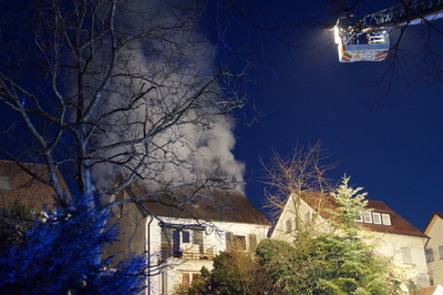 Stuttgart Feuerbach: Feuer zerstoert Dachstuhl eines Mehrfamilienhauses